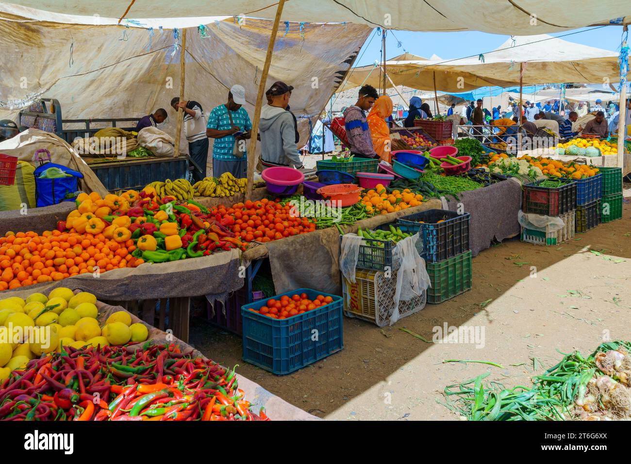 Rissani, Maroc - 02 avril 2023 : marché, avec stands de légumes, vendeurs et acheteurs, À Rissani, Sahara, Maroc Banque D'Images