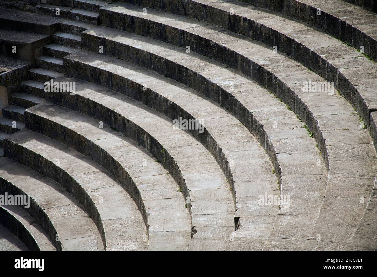 Les anciennes marches du théâtre à Dougga (Thugga), site classé au patrimoine mondial de l'UNESCO, la ville romaine la mieux préservée d'Afrique du Nord. Banque D'Images