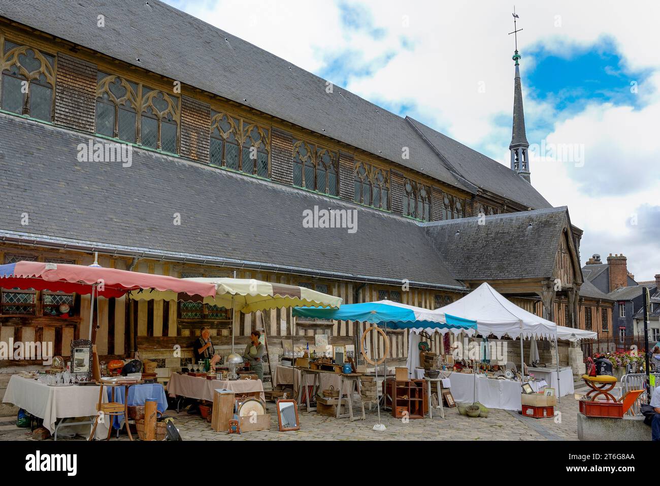 Marché aux puces, Brocante, devant Eglise Sainte Catherine, place Sainte Catherine, Honfleur, Calvados, Basse Normandie, Normandie, France, Europe Banque D'Images