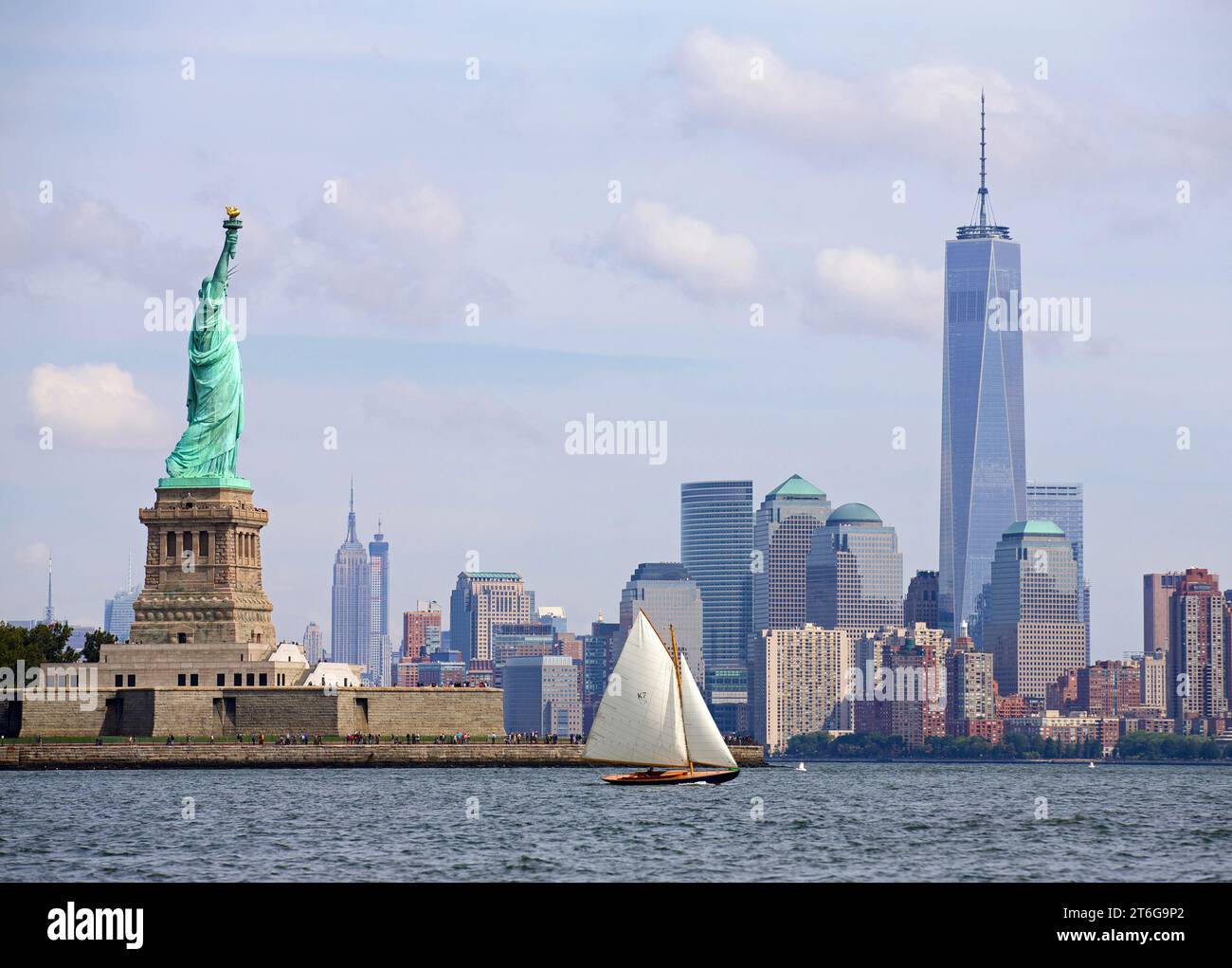 Croisières en bateau à voile en bois le long de la Skyline de New York Banque D'Images