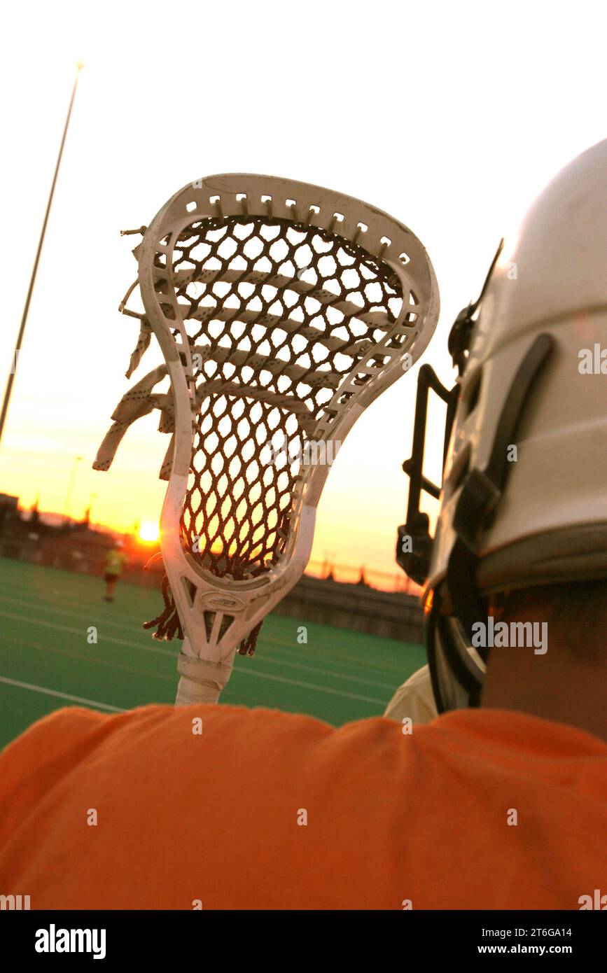 Détail de l'équipement de lacrosse pendant le match de ligue. Banque D'Images