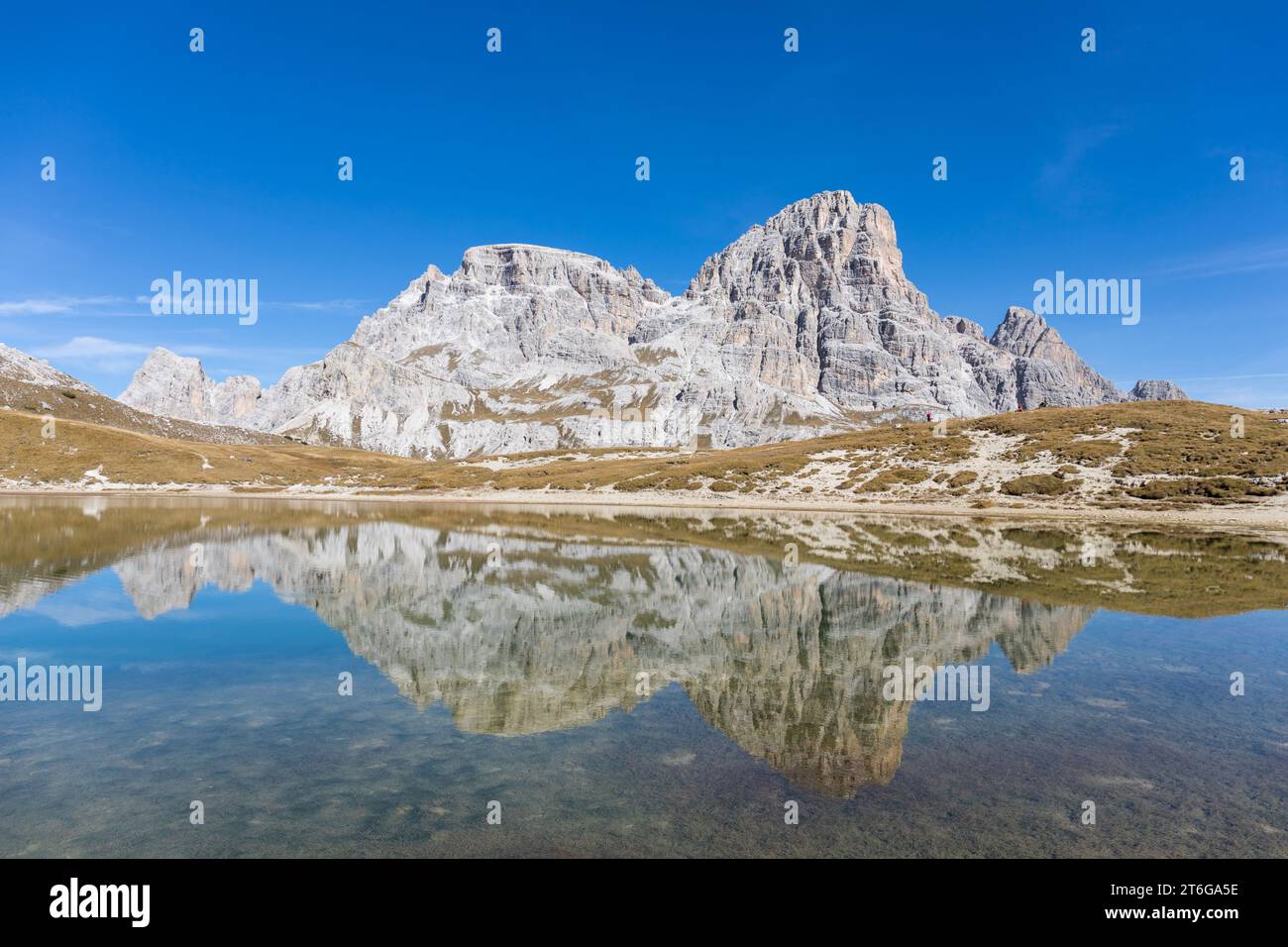 Lago dei Piani, Dolomites, Tyrol du Sud, Italie. Montagnes Lastron del Scarperi et Crodon di San Candido en arrière-plan. Banque D'Images