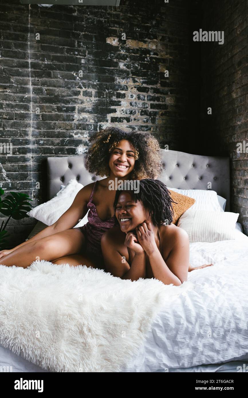 Deux femmes adultes heureuses et souriantes dans la chambre ensemble Banque D'Images