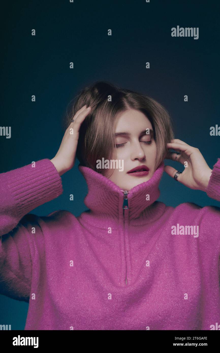 Portrait d'une femme en pull chaud. Concept beauté et hiver Banque D'Images