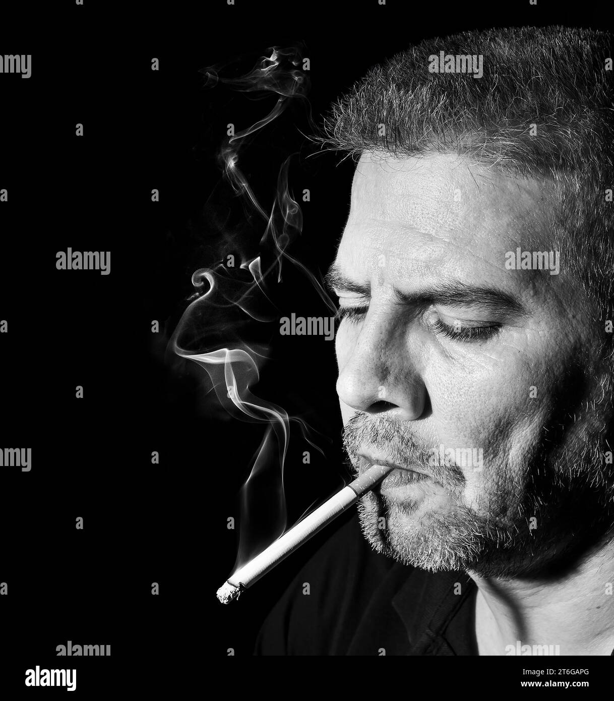 homme d'âge moyen fumant une cigarette Banque D'Images