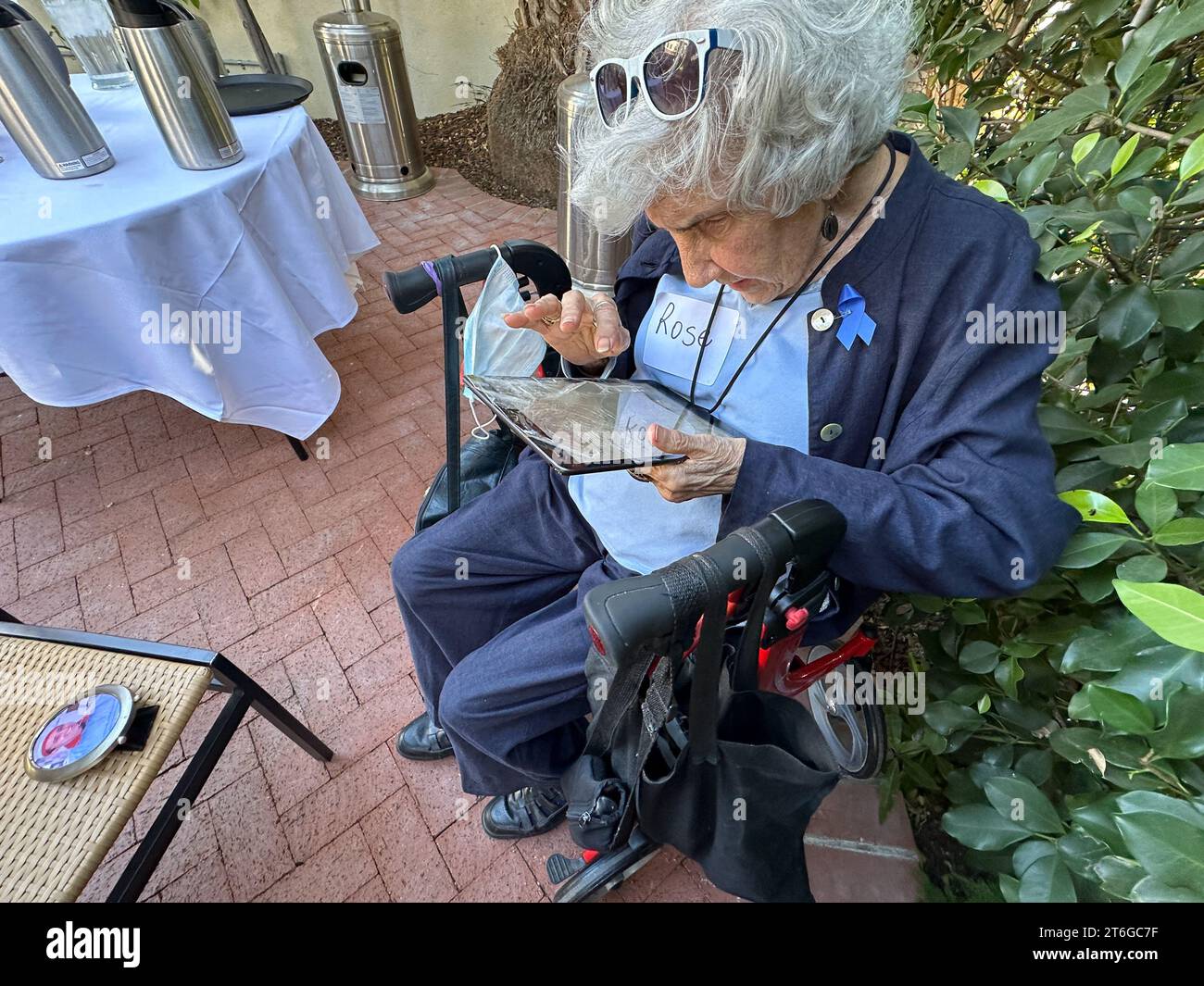 Santa Barbara, Californie, États-Unis. 9 novembre 2023. Rose Jaffee, mariée à Norman Jaffee depuis 70 ans, survivante de l'Holocauste (représentée sur la photo qu'elle détient). Le 9 novembre 2023 marque le 85e anniversaire de la Kristallnacht, (en allemand pour « nuit du verre brisé ») lorsque les nazis ont déclenché une vague orchestrée de violence contre les Juifs en Allemagne et en Autriche pour les forcer à quitter le pays. Plus d’une centaine de Juifs ont été assassinés et des milliers d’institutions juives, de synagogues, de magasins et de maisons ont été saccagées et détruites le 10 novembre 1938. La Fédération juive du Grand Santa Barbara a honoré A. Banque D'Images