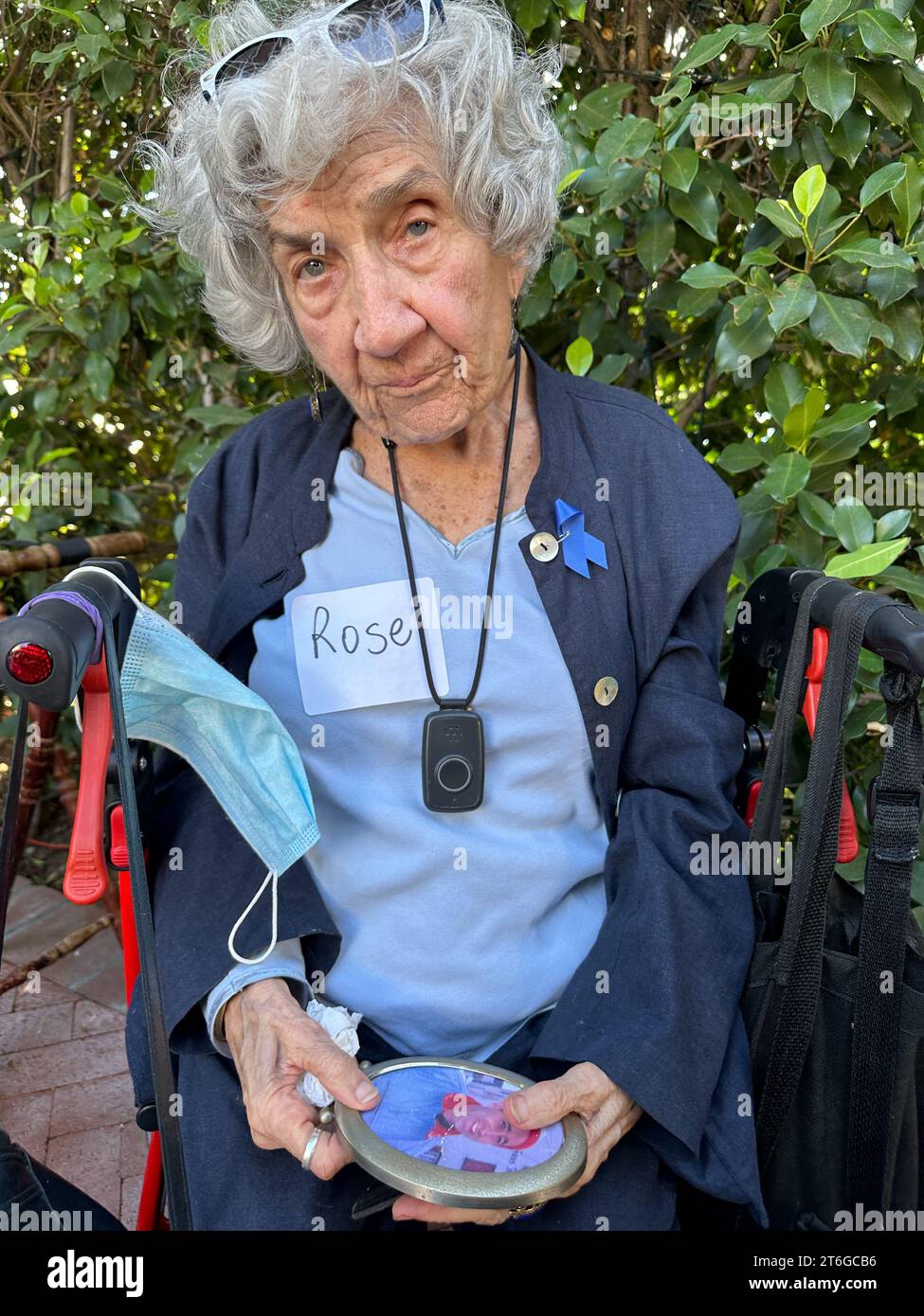 Santa Barbara, Californie, États-Unis. 9 novembre 2023. Rose Jaffee, mariée à Norman Jaffee depuis 70 ans, survivante de l'Holocauste (représentée sur la photo qu'elle détient). Le 9 novembre 2023 marque le 85e anniversaire de la Kristallnacht, (en allemand pour « nuit du verre brisé ») lorsque les nazis ont déclenché une vague orchestrée de violence contre les Juifs en Allemagne et en Autriche pour les forcer à quitter le pays. Plus d’une centaine de Juifs ont été assassinés et des milliers d’institutions juives, de synagogues, de magasins et de maisons ont été saccagées et détruites le 10 novembre 1938. La Fédération juive du Grand Santa Barbara a honoré A. Banque D'Images