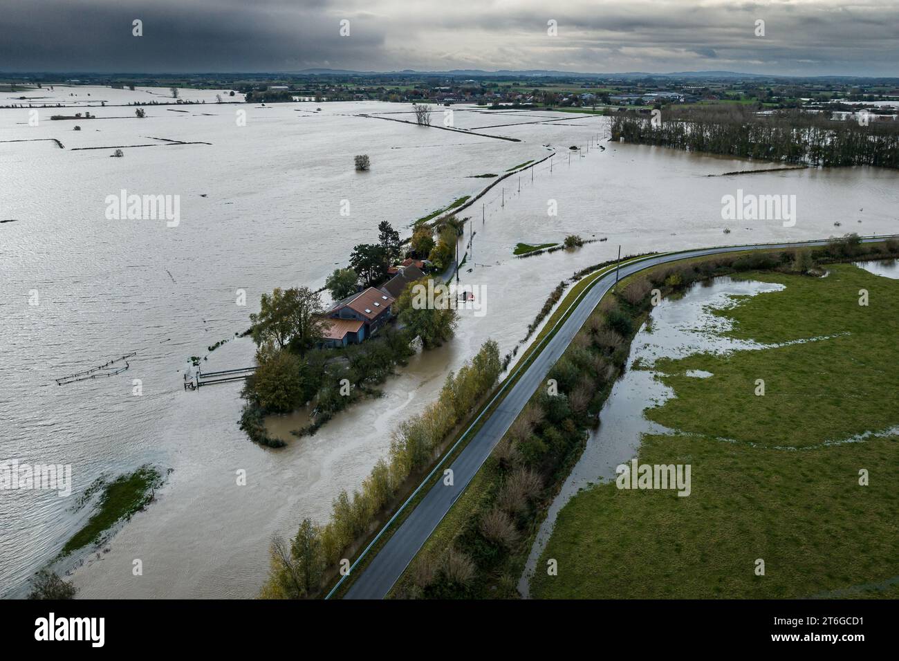 LO Reninge, Belgique. 10 novembre 2023. Cette image aérienne du drone montre le site des inondations à Lo-Reninge, après des jours de fortes pluies dans la province de Flandre Occidentale, vendredi 10 novembre 2023. BELGA PHOTO KURT DESPLENTER crédit : Belga News Agency/Alamy Live News Banque D'Images