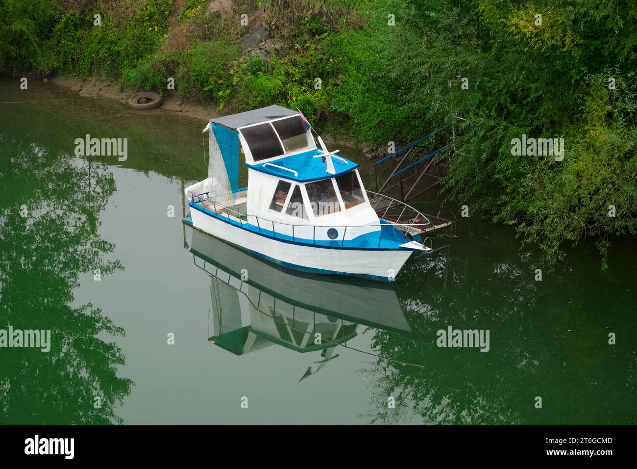 Petit bateau à cabine amarré sur la rivière Drina, Visegrad, Bosnie-Herzégovine Banque D'Images