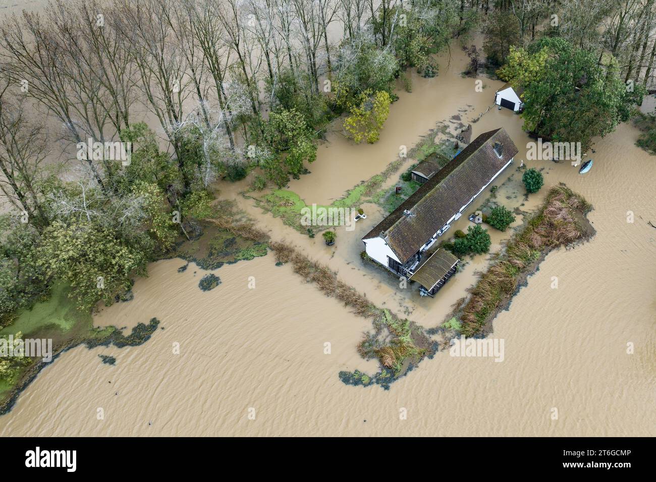 LO Reninge, Belgique. 10 novembre 2023. Cette image aérienne du drone montre le site des inondations à Lo-Reninge, après des jours de fortes pluies dans la province de Flandre Occidentale, vendredi 10 novembre 2023. BELGA PHOTO KURT DESPLENTER crédit : Belga News Agency/Alamy Live News Banque D'Images