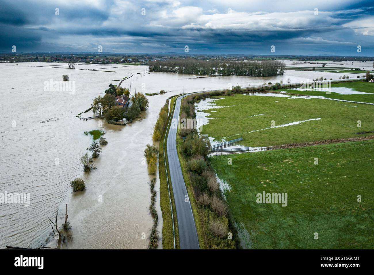 LO Reninge, Belgique. 10 novembre 2023. Cette image aérienne du drone montre le site des inondations à Lo-Reninge, après des jours de fortes pluies dans la province de Flandre Occidentale, vendredi 10 novembre 2023. BELGA PHOTO KURT DESPLENTER crédit : Belga News Agency/Alamy Live News Banque D'Images