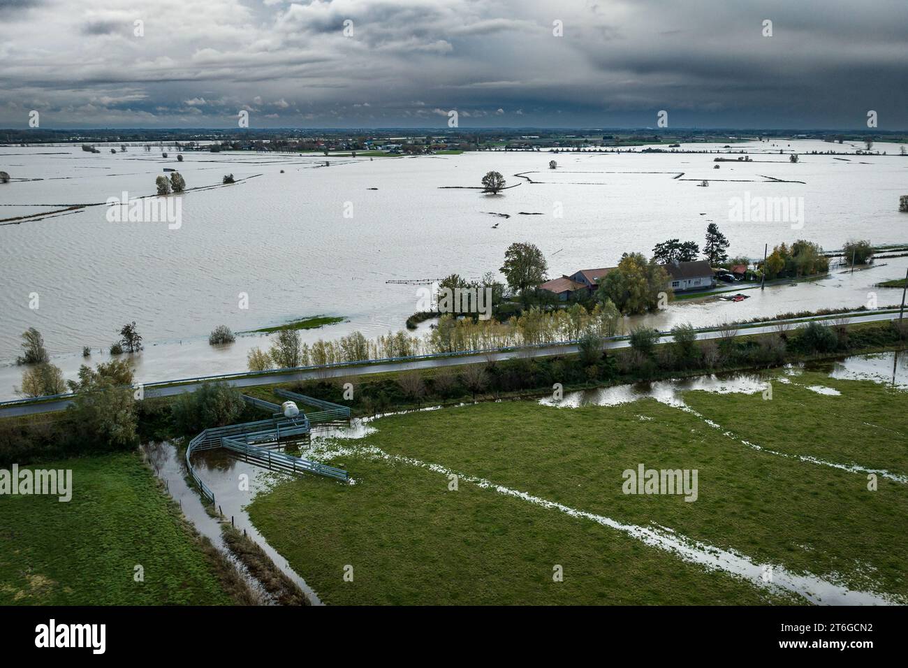 LO Reninge, Belgique. 10 novembre 2023. Cette image aérienne du drone montre le site des inondations à Lo-Reninge, après des jours de fortes pluies dans la province de Flandre Occidentale, vendredi 10 novembre 2023. BELGA PHOTO KURT DESPLENTER crédit : Belga News Agency/Alamy Live News Banque D'Images