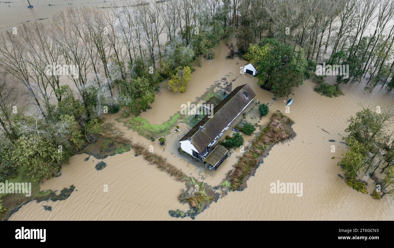 LO Reninge, Belgique. 10 novembre 2023. Cette image aérienne du drone montre le site des inondations à Lo-Reninge, après des jours de fortes pluies dans la province de Flandre Occidentale, vendredi 10 novembre 2023. BELGA PHOTO KURT DESPLENTER crédit : Belga News Agency/Alamy Live News Banque D'Images