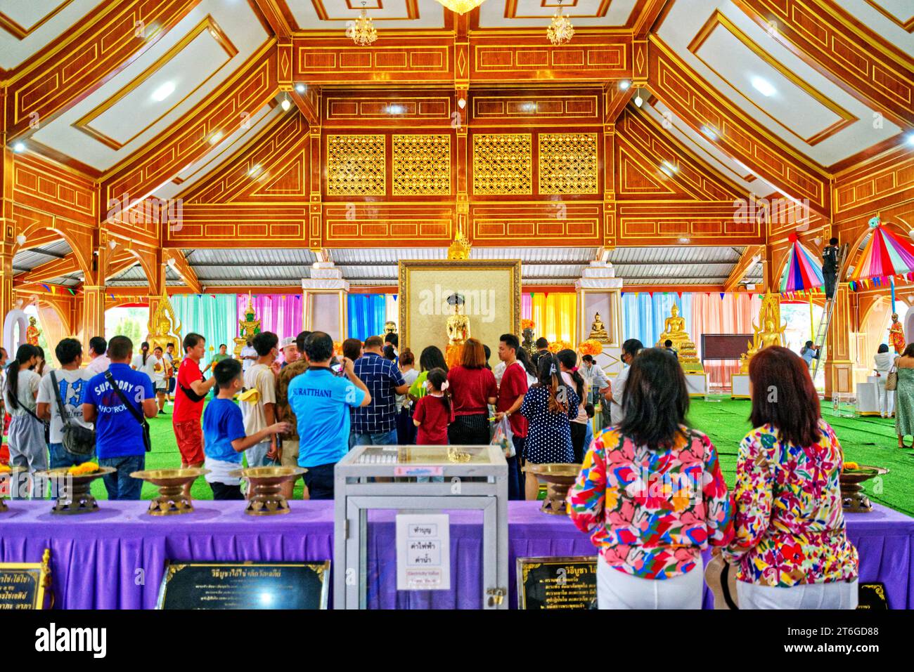 Nakhon si Thammarat, Thaïlande - 22 avril 2023 : les gens prient ai Kai ou le garçon d'oeuf au temple Wat Chedi ai Kai ou Chedi ai Kai, l'un des plus famo Banque D'Images