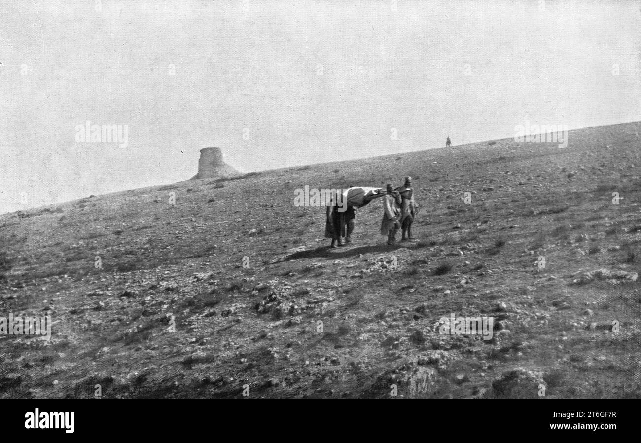« Notre offensive en macedoine ; la releve des bénites au col de Gornitchevo, a l'Ouest du lac d'Ostrovo, après les combats heureux livres par les Serbes du 12 au 14 septembre 1916 », 1916. Extrait de "l'Album de la Guerre 1914-1919, Volume 1" [l'Illustration, Paris, 1924]. Banque D'Images