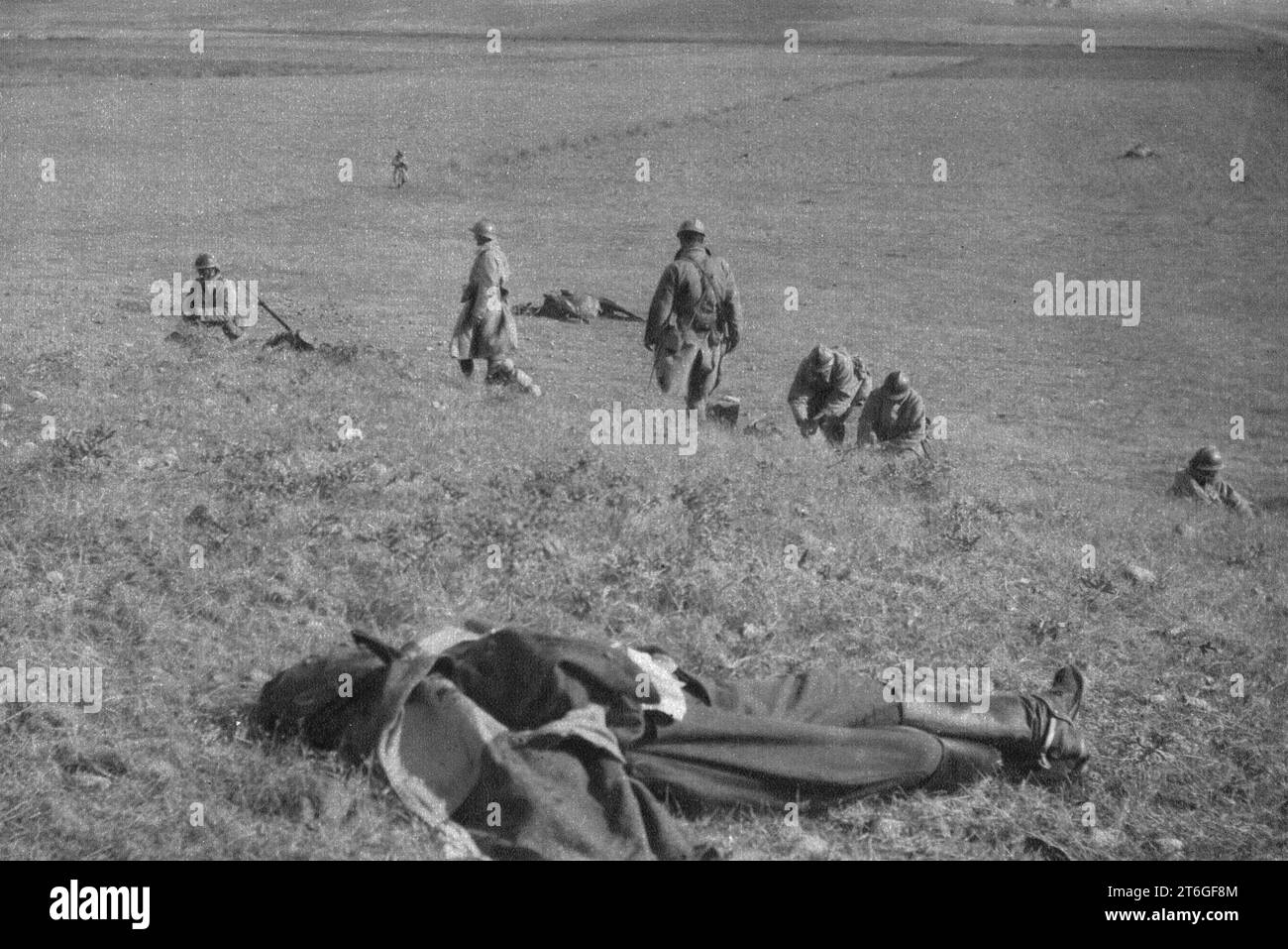 « Notre offensive en macedoine ; APRES avoir mis pied a terre, les cavaliers serbes se ploient en ligne de tirailleurs ; au premier plan, le corps d'un lieutenant de cavalerie bulgare », 1916. Extrait de "l'Album de la Guerre 1914-1919, Volume 1" [l'Illustration, Paris, 1924]. Banque D'Images