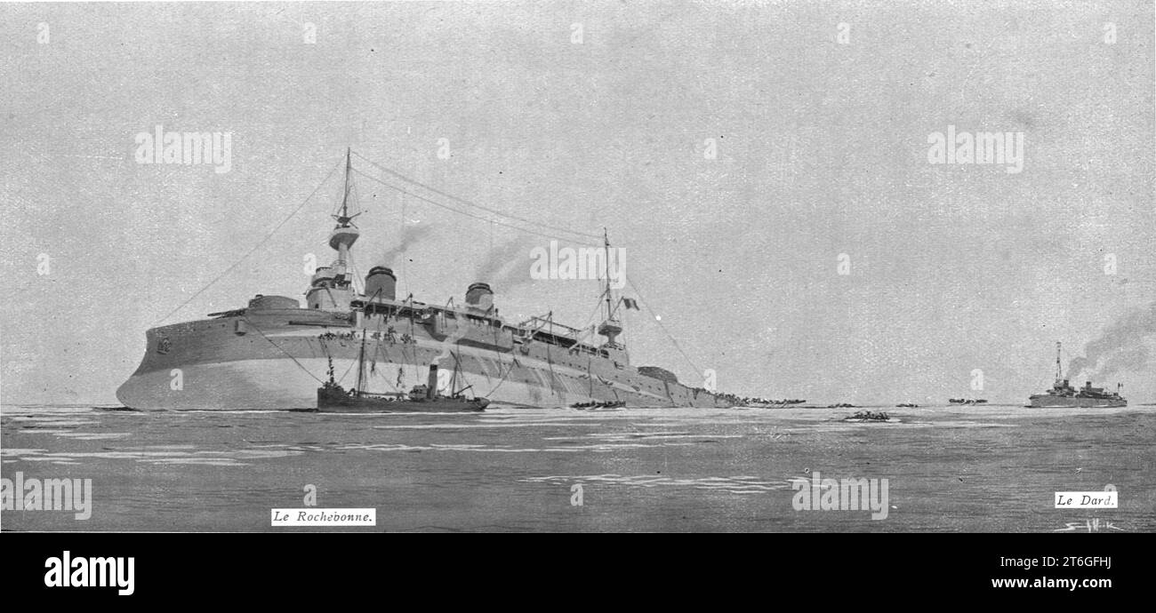 «Quelques drames sur mer ; le 27 decembre 1916, a 8 heures 52 du matin, le cruisse francais `Gaulois`, torpille a un jour de route de salonique, est évacuée par son equipage peu d'instants avant de chavirer. Le chalutier patrouilleur `Rochebonne`, accouru sur les lieux du sinestre, et le torpilleur `Dard', qui escortait le `Gaulois`, recueillent les hommes et l'état-major', 1916. Extrait de "l'Album de la Guerre 1914-1919, Volume 1" [l'Illustration, Paris, 1924]. Banque D'Images