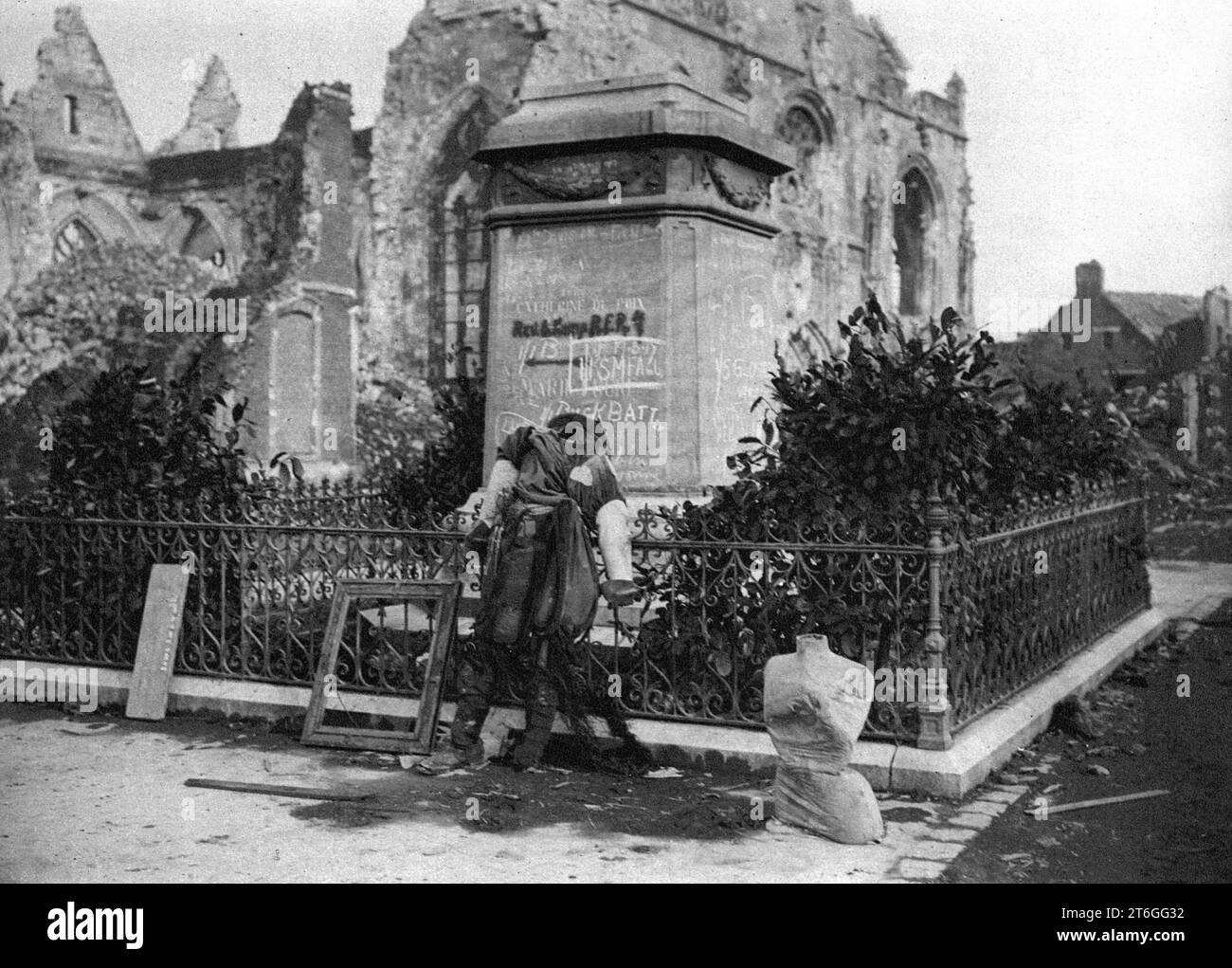 'Dans Péronne Saccagee : la profanation du monument de Catherine de Poix, dite Marie Foure : la statue de l'héroïne de la défense de Péronne, en 1563, contre les troupes de Charles-Quint, a ete enlevee; elle avait ete remplacee sur le socle par un mannequin dont on voit le long de la grille les elements principals', 1917. Extrait de "l'Album de la Guerre 1914-1919, Volume 1" [l'Illustration, Paris, 1924]. Banque D'Images