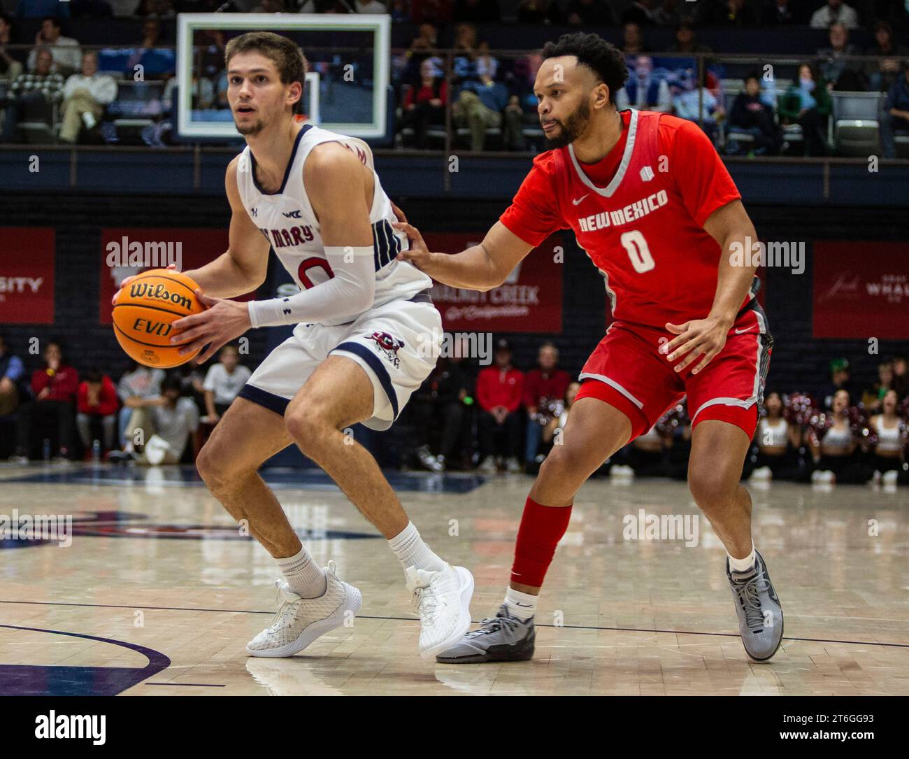 Novembre 09 2023 Moraga, CA U.S.A. St. Aidan Mahaney (20 ans), garde de Mary, cherche à passer le ballon lors du match de basket-ball masculin de la NCAA entre les Lobos du Nouveau-Mexique et les Gaels de Saint Mary. Saint Mary's a battu le Nouveau-Mexique 72-58 à University Credit Union Pavilion Moraga Calif. Thurman James/CSM Banque D'Images