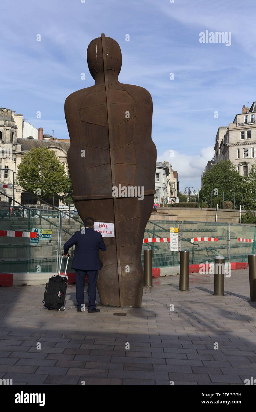 Victoria Square, Birmingham, Royaume-Uni. 25 septembre 2023. Photo topique de l'homme de fer, affichant un avis anti-conseil anarchique non à vendre. Banque D'Images