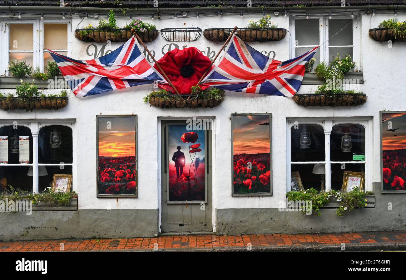 Brighton UK 10 novembre 2023 - Ye Olde Black Horse pub dans le village de Rottingdean juste à l'extérieur de Brighton décoré pour le souvenir qui a lieu ce week-end au Royaume-Uni : Credit Simon Dack / Alamy Live News Banque D'Images