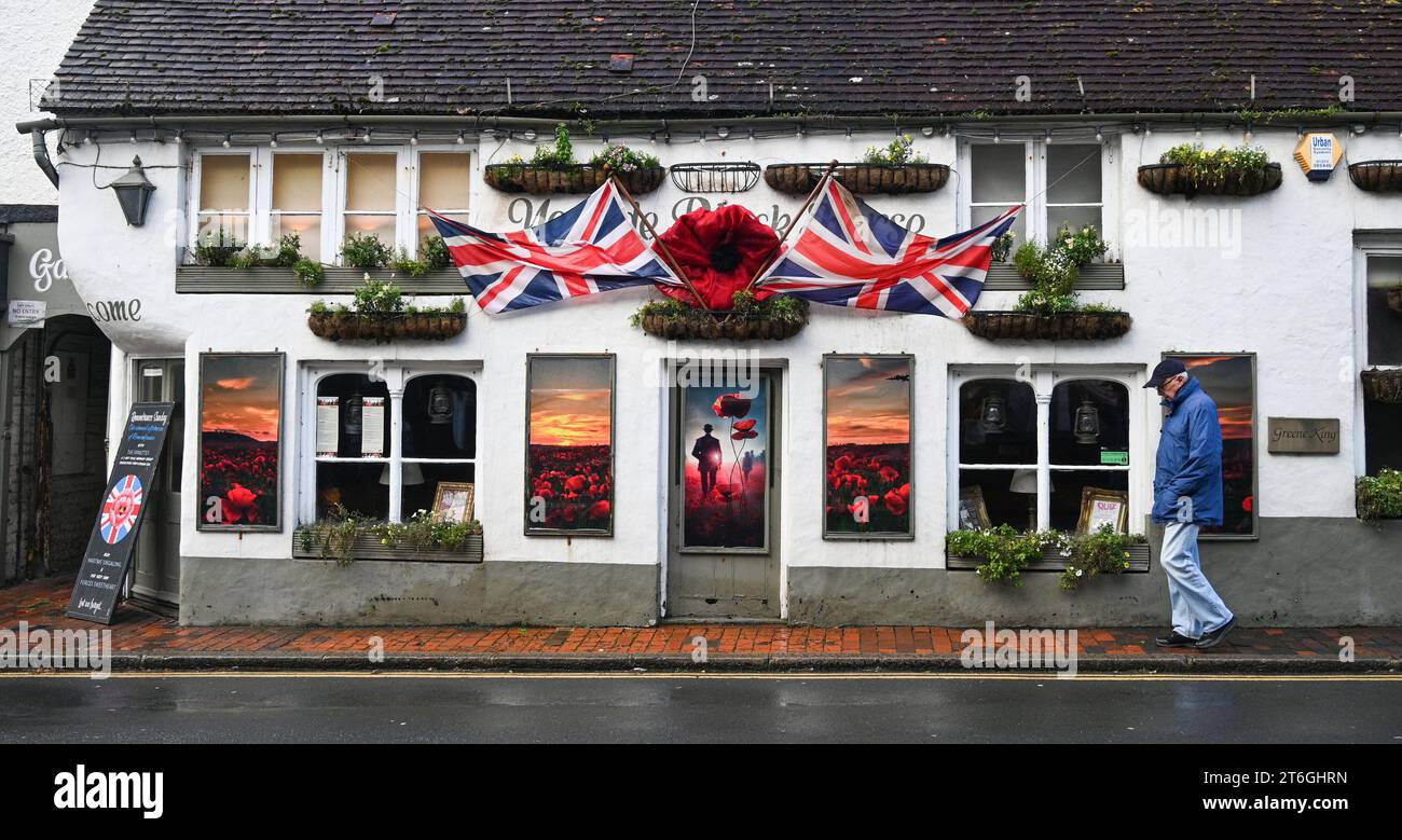 Brighton UK 10 novembre 2023 - Ye Olde Black Horse pub dans le village de Rottingdean juste à l'extérieur de Brighton décoré pour le souvenir qui a lieu ce week-end au Royaume-Uni : Credit Simon Dack / Alamy Live News Banque D'Images