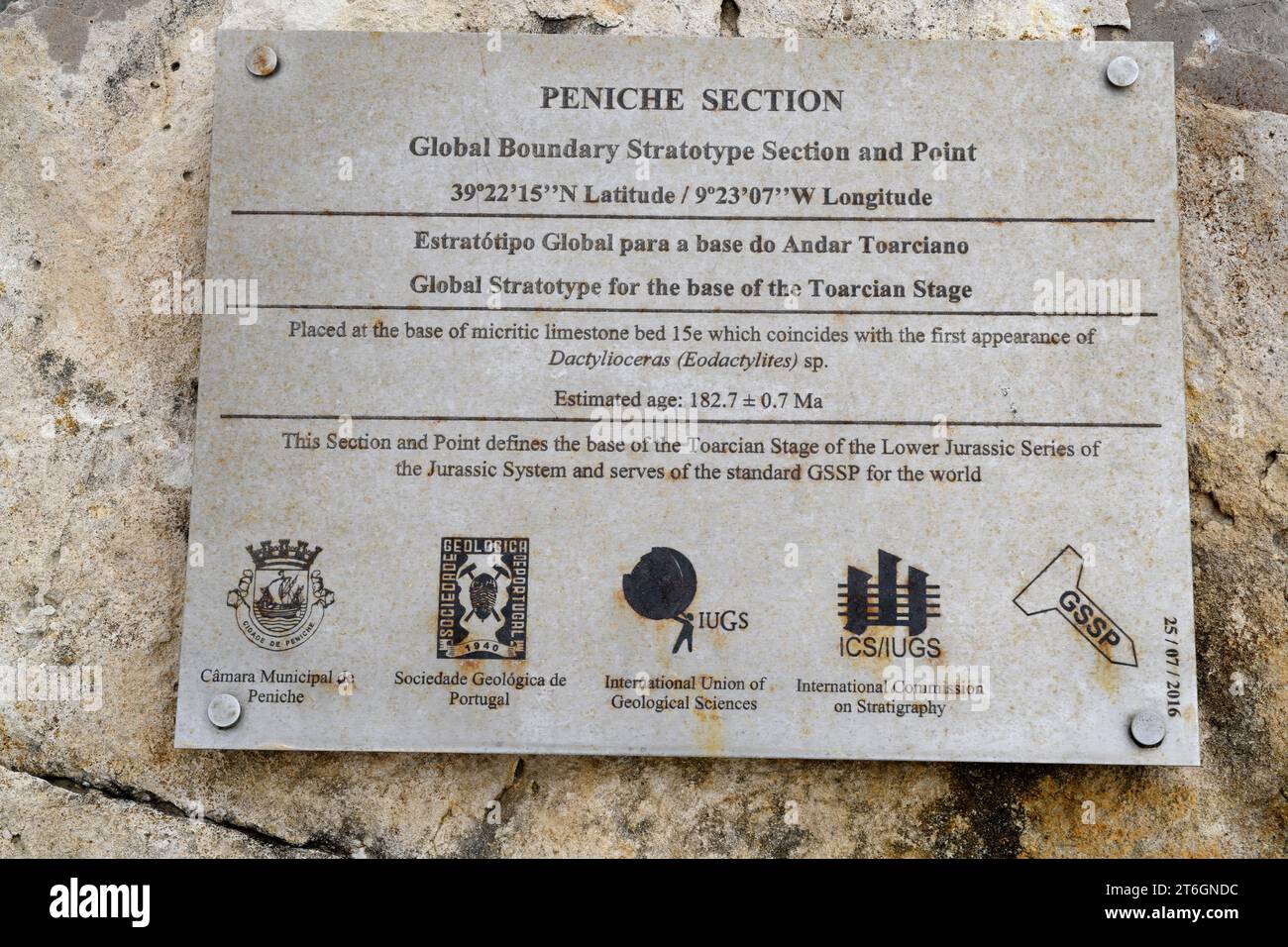 Plaque informative de la section de stratotype Toarcian. Cabo Carvoeiro, Peniche, Portugal. Banque D'Images
