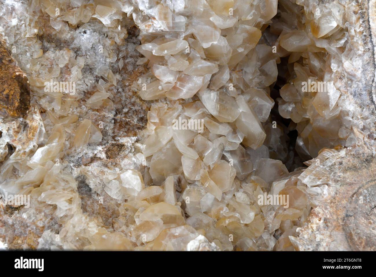 La dolomite est un minéral de carbonate de calcium et de magnésium. Cristaux dans geode. Cette photo a été prise à Vila Viçosa, Portugal. Banque D'Images