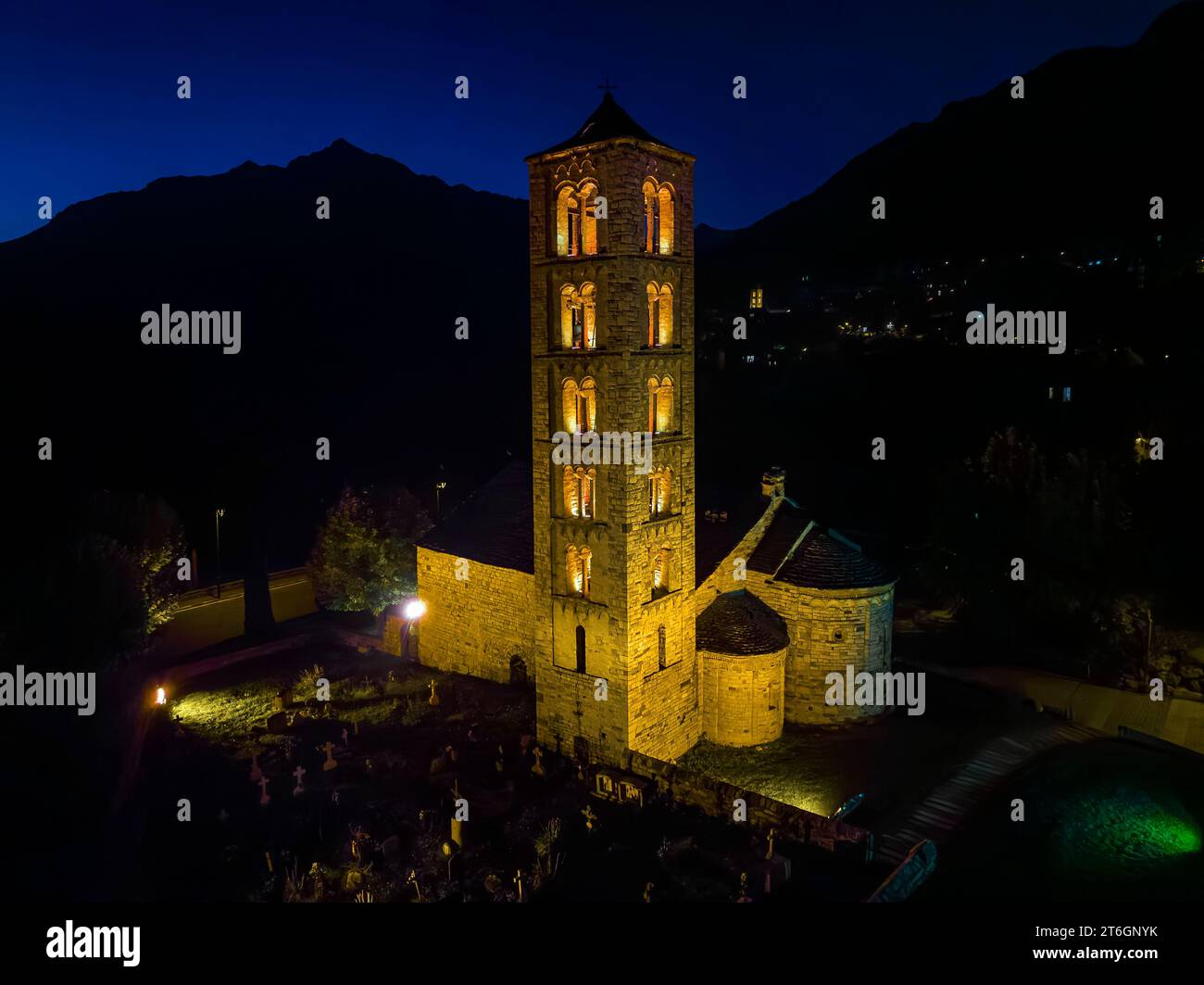 Église romaine de Sant Climent de Taull Catalogne Espagne. C'est l'une des neuf églises qui appartiennent au site du patrimoine mondial de l'UNESCO. Vue de nuit, b Banque D'Images