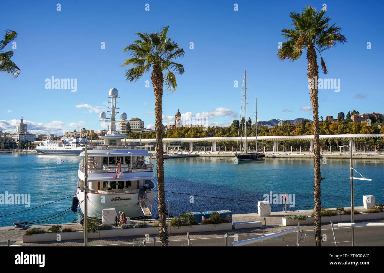 Superyachts ou megayachts et voilier de luxe dans le port de Malaga, Costa del sol, Andalousie, Espagne. Banque D'Images