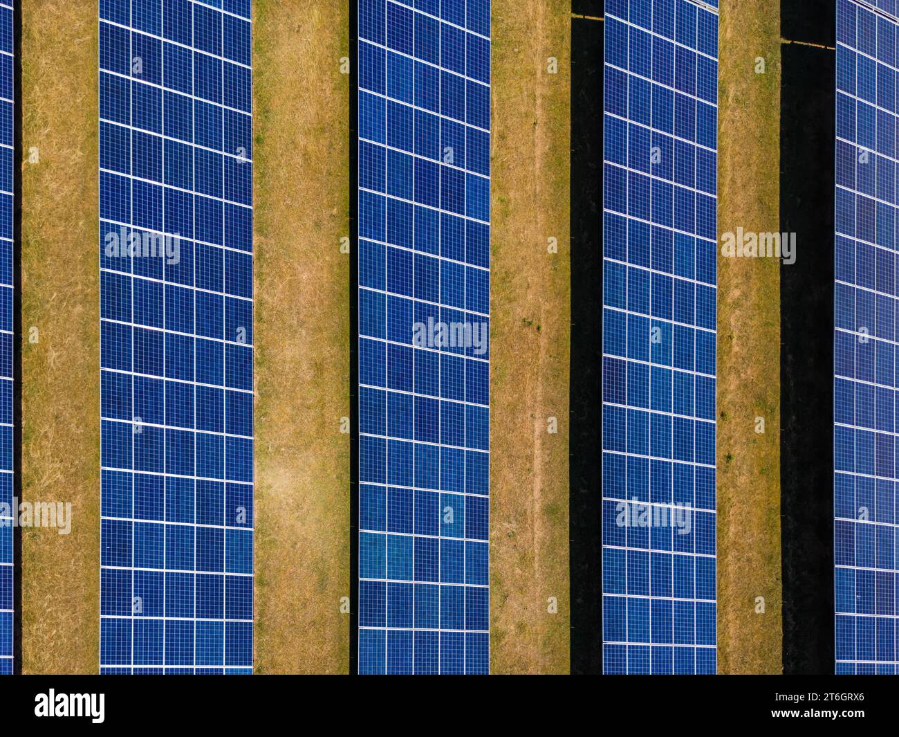 Vue aérienne des modules solaires d'un système photovoltaïque monté au sol sur un champ comme vue de dessus Banque D'Images