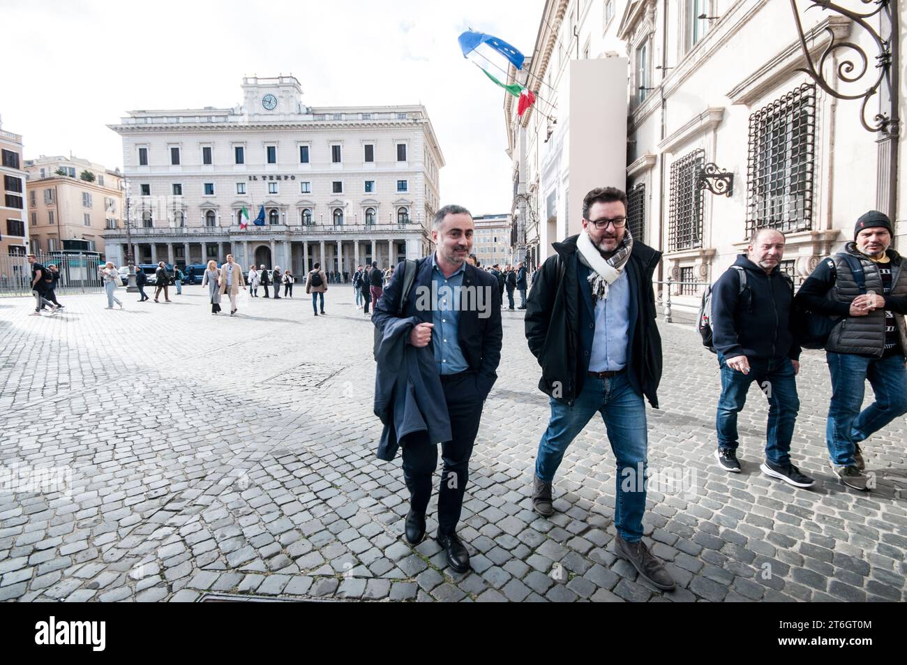 Rome, Italie. 09 novembre 2023. Michele de Palma, secrétaire de la FIOM, fait des déclarations à la presse devant le palais Chigi après la rencontre avec le gouvernement sur l'ancienne Ilva (ArcelorMittal) (photo Andrea Ronchini/Pacific Press) crédit : Pacific Press Media production Corp./Alamy Live News Banque D'Images