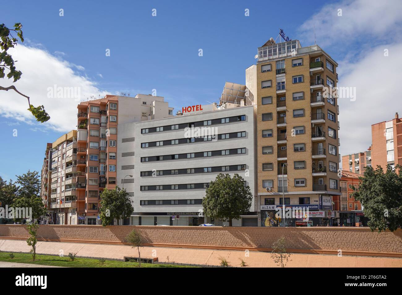 Hôtel entre deux immeubles résidentiels, Malaga, Andalousie. Espagne. Banque D'Images