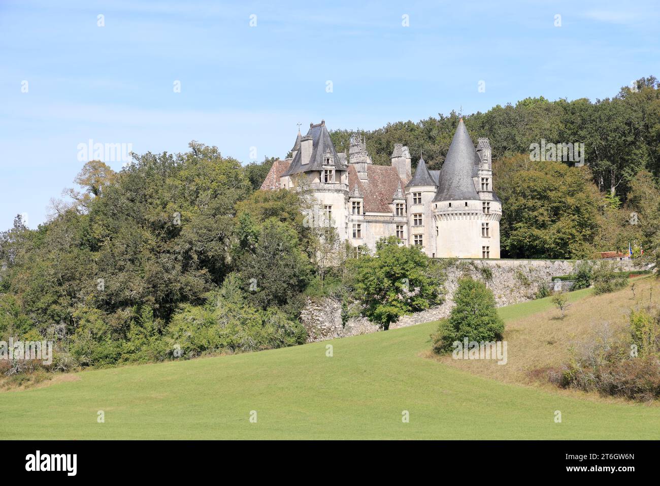 Château de Puyguilhem. Dans la campagne Périgord Vert, le Château de Puyguilhem, construit au 16e siècle, a un style Renaissance proche de celui du Th Banque D'Images Château de Puyguilhem. Dans la campagne Périgord Vert, le Château de Puyguilhem, construit au 16e siècle, a un style Renaissance proche de celui du Th Banque D'Images