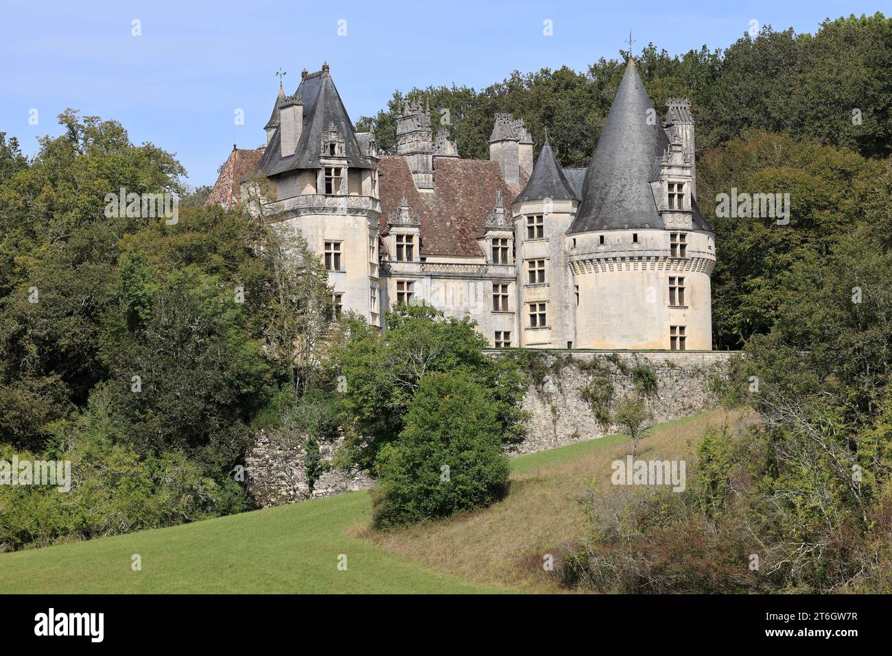 Château de Puyguilhem. Dans la campagne Périgord Vert, le Château de Puyguilhem, construit au 16e siècle, a un style Renaissance proche de celui du Th Banque D'Images Château de Puyguilhem. Dans la campagne Périgord Vert, le Château de Puyguilhem, construit au 16e siècle, a un style Renaissance proche de celui du Th Banque D'Images