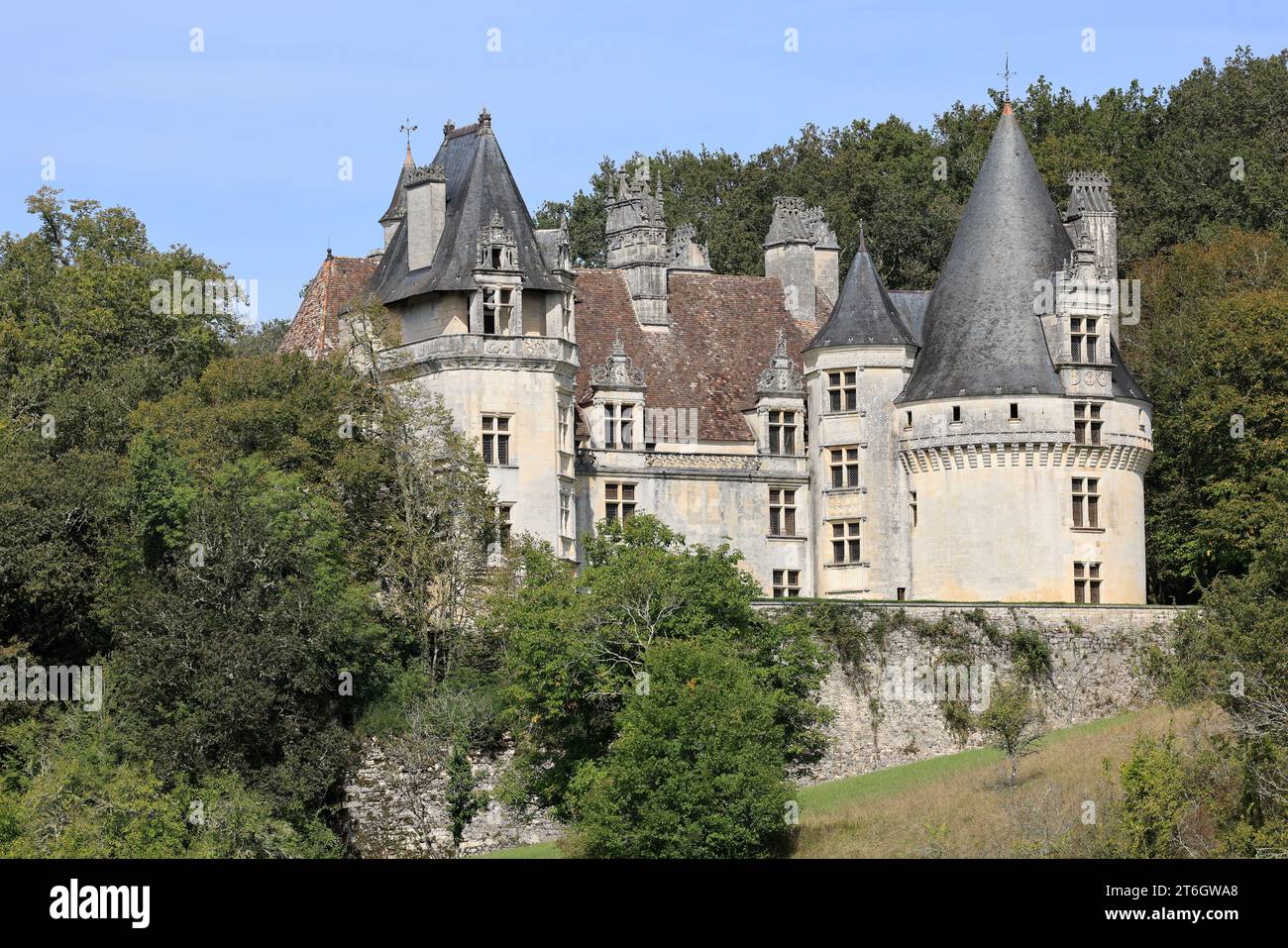 Château de Puyguilhem. Dans la campagne Périgord Vert, le Château de Puyguilhem, construit au 16e siècle, a un style Renaissance proche de celui du Th Banque D'Images Château de Puyguilhem. Dans la campagne Périgord Vert, le Château de Puyguilhem, construit au 16e siècle, a un style Renaissance proche de celui du Th Banque D'Images
