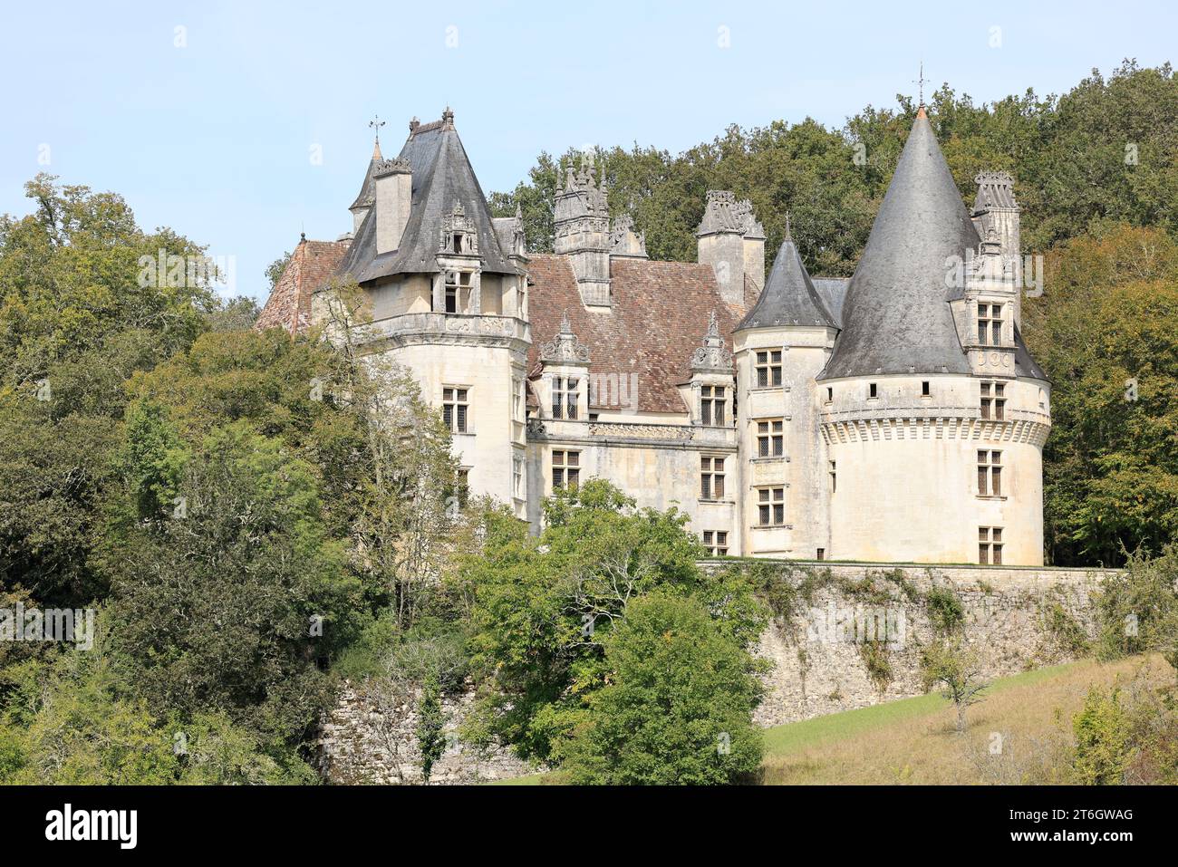 Château de Puyguilhem. Dans la campagne Périgord Vert, le Château de Puyguilhem, construit au 16e siècle, a un style Renaissance proche de celui du Th Banque D'Images Château de Puyguilhem. Dans la campagne Périgord Vert, le Château de Puyguilhem, construit au 16e siècle, a un style Renaissance proche de celui du Th Banque D'Images