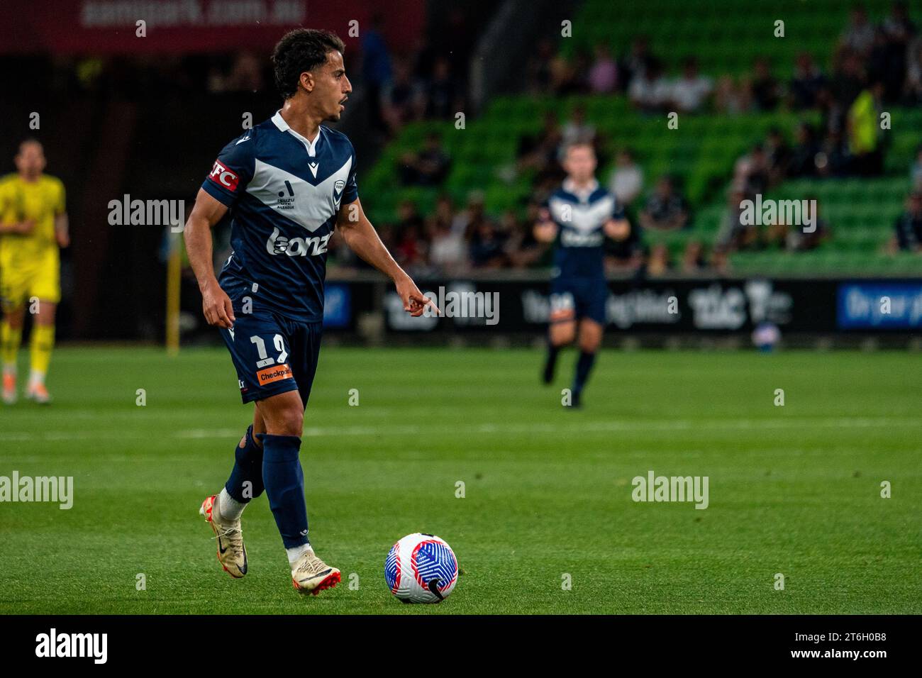 Melbourne, Australie. 10 novembre 2023. Melbourne Victory Daniel Arzani (#19) se prépare à jouer le ballon dans la boîte. Crédit : James Forrester/Alamy Live News Banque D'Images