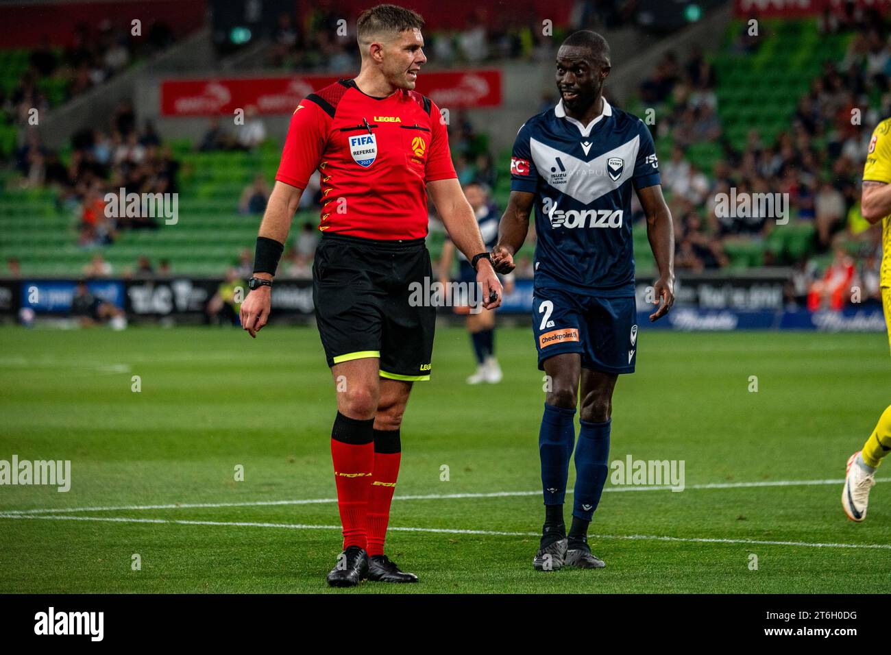 Melbourne, Australie. 10 novembre 2023. L'arbitre de match Shaun Evans et Melbourne Victory Jason Geria (#2) discutent d'un coup franc en dehors des sentiers battus. Crédit : James Forrester/Alamy Live News Banque D'Images