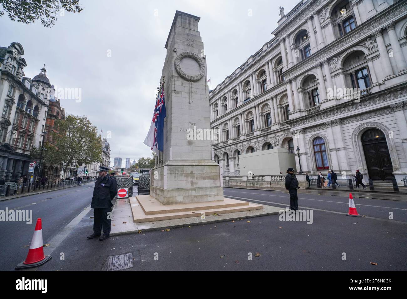 Londres, Royaume-Uni. 10 novembre 2023. Les policiers métropolitains gardent le cénotaphe à Whitehall avant les commémorations de l'armistice et du jour du souvenir ce week-end. Il y a de plus en plus de craintes de violence potentielle entre les membres de l’extrême droite et les manifestants pro-palestiniens sur Saturday Credit : amer ghazzal/Alamy Live News Banque D'Images