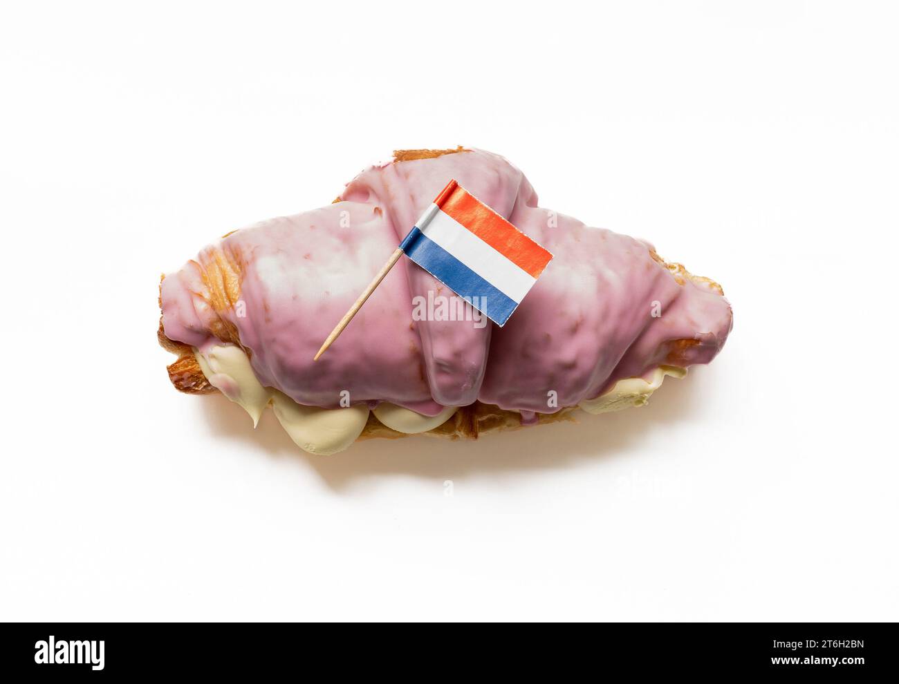 Une crompouce avec drapeau hollandais. Croisement entre un tompouce et un croissant originaire des pays-Bas Banque D'Images