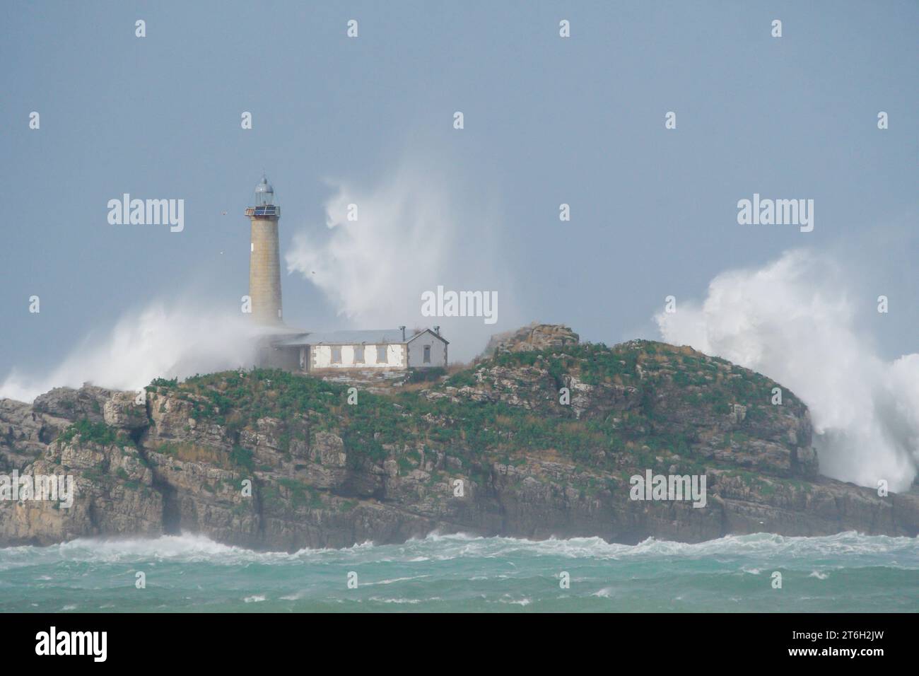 Phare de Mouro Island avec de fortes vagues Banque D'Images
