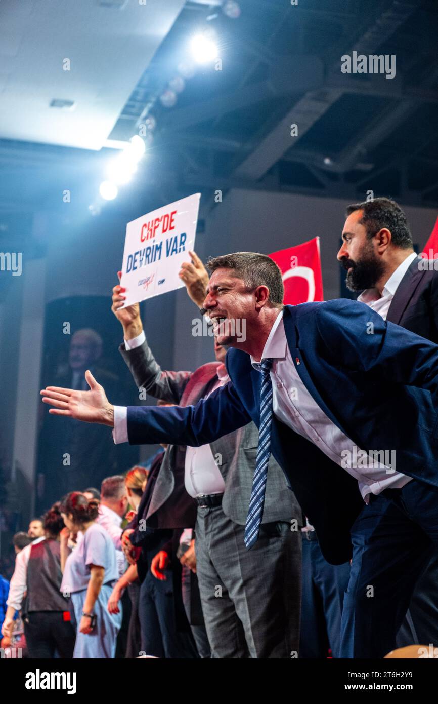 Ankara, Turquie. 4 novembre 2023. Lors du 38e congrès du Parti républicain du peuple, un partisan d'Ozgur Ozel célèbre la victoire au congrès Banque D'Images
