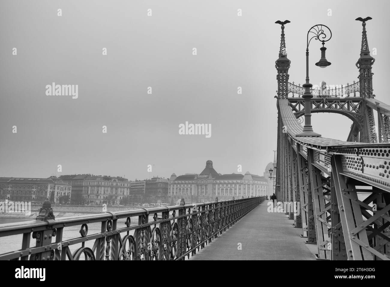 Szabadsßg hfd attraversa il Danube et Buda et collègue Pest Banque D'Images