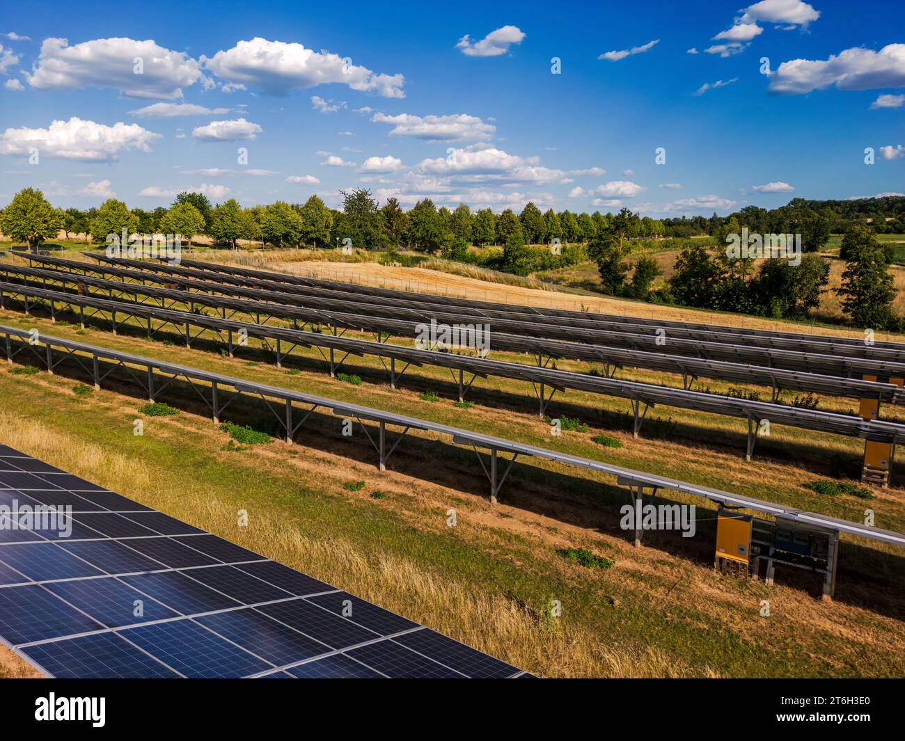 Espaces ouverts et champs à la campagne avec modules solaires et capteurs solaires pour la production d’énergie dans la transition énergétique Banque D'Images