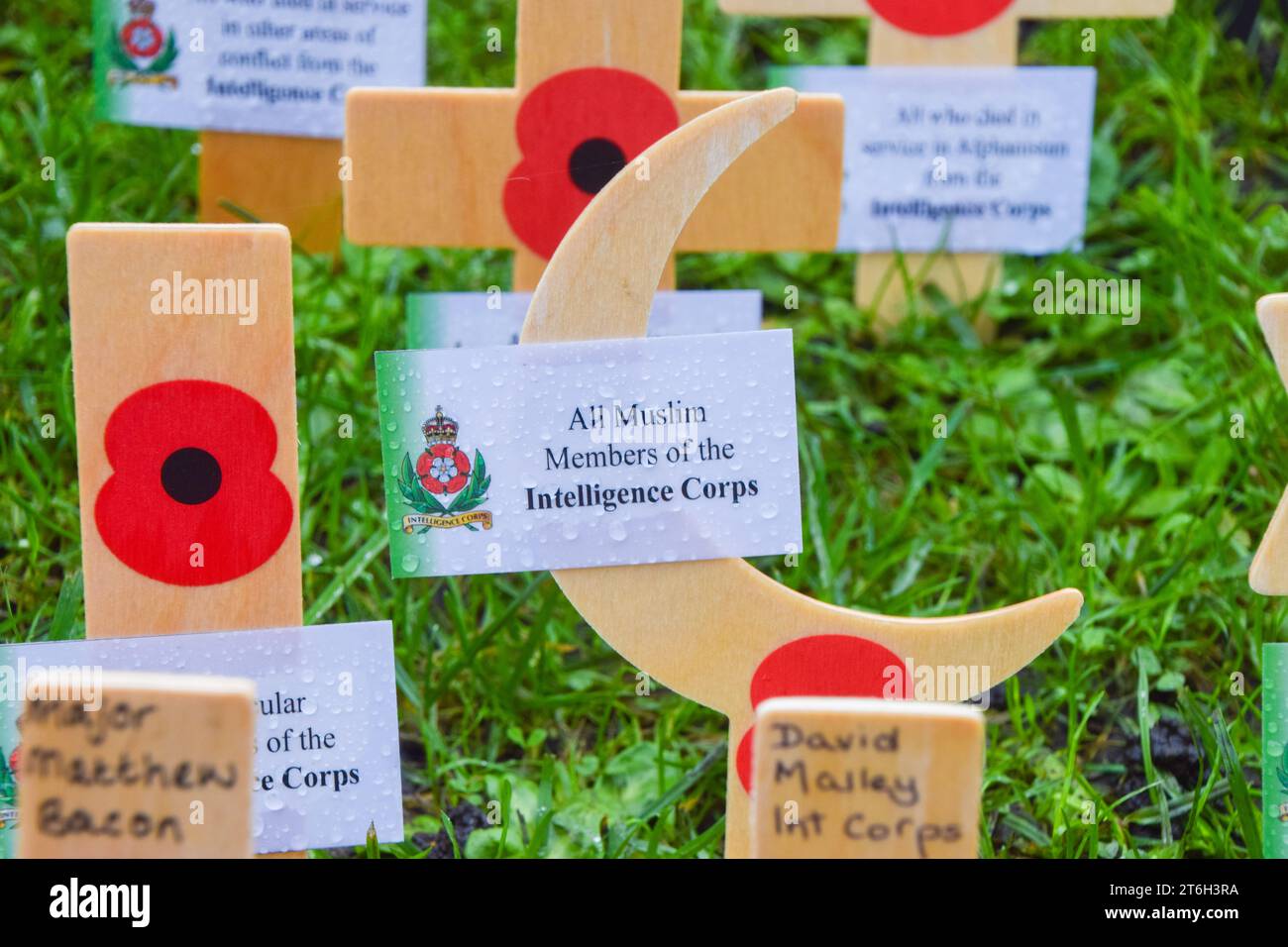 Londres, Angleterre, Royaume-Uni. 10 novembre 2023. Hommages aux soldats musulmans. Des milliers de coquelicots rouges, de croix et de symboles d'autres confessions, rendant hommage aux membres des forces armées qui sont morts au service de leur pays, ont été plantés au champ du souvenir, à l'extérieur de l'abbaye de Westminster, avant le jour de l'armistice. (Image de crédit : © Vuk Valcic/ZUMA Press Wire) USAGE ÉDITORIAL SEULEMENT! Non destiné à UN USAGE commercial ! Banque D'Images