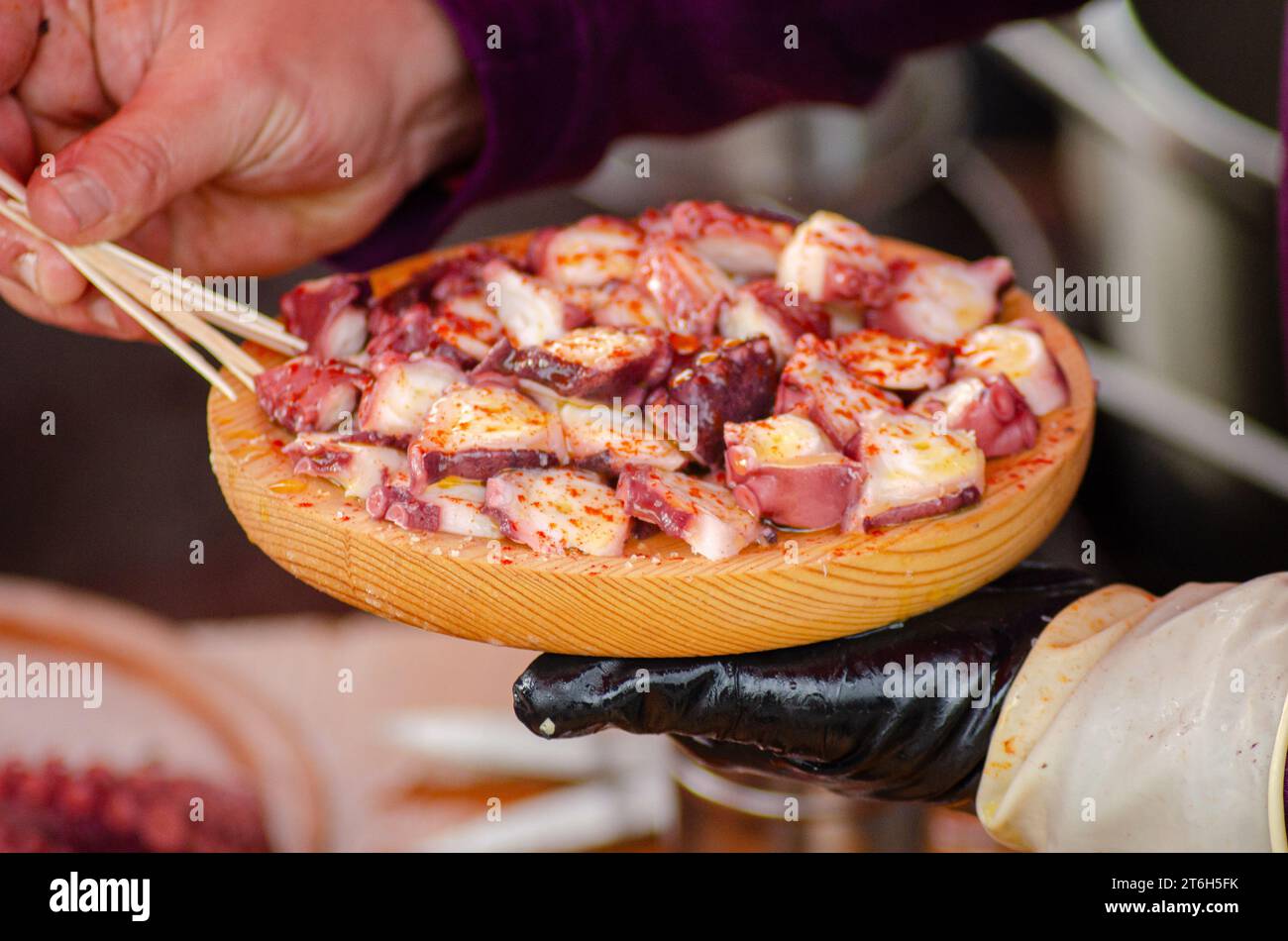 Portion de poulpe cuite dans le style traditionnel galicien, Pulpo a Feira Banque D'Images