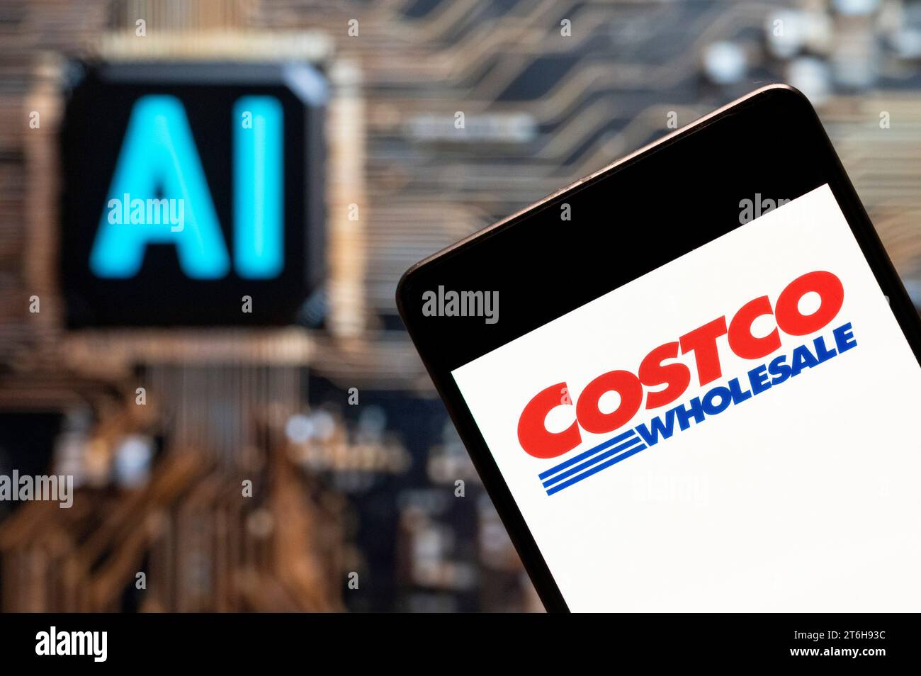 Dans cette illustration photo, la multinationale américaine de magasins de détail, Costco Wholesale (NASDAQ : COST), logo vu affiché sur un smartphone avec une puce d'intelligence artificielle (IA) et symbole en arrière-plan. Banque D'Images