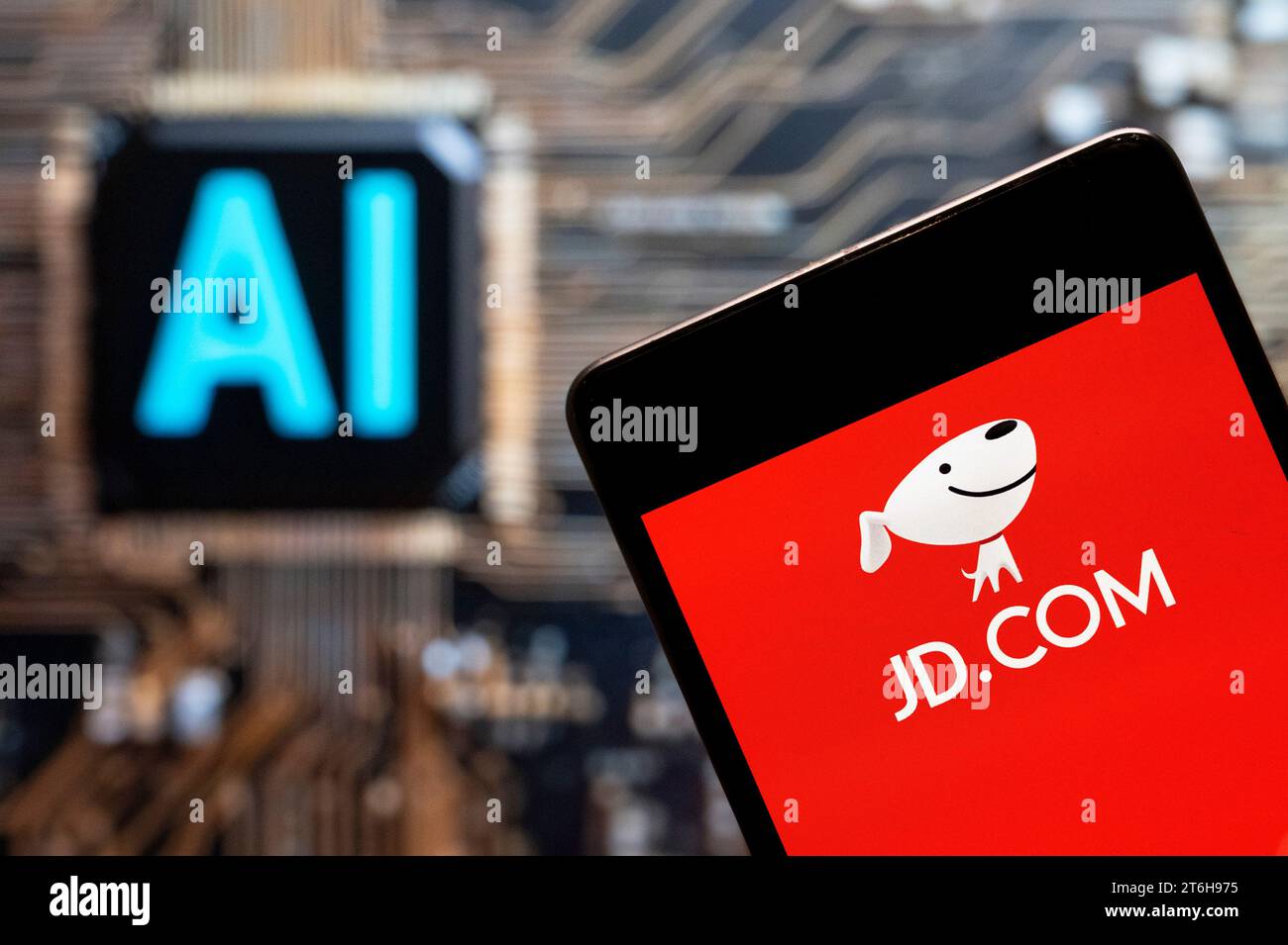 Dans cette illustration photo, le logo de la société chinoise de commerce électronique JD.com (NASDAQ : JD) vu affiché sur un smartphone avec une puce d'intelligence artificielle (IA) et un symbole en arrière-plan. Banque D'Images