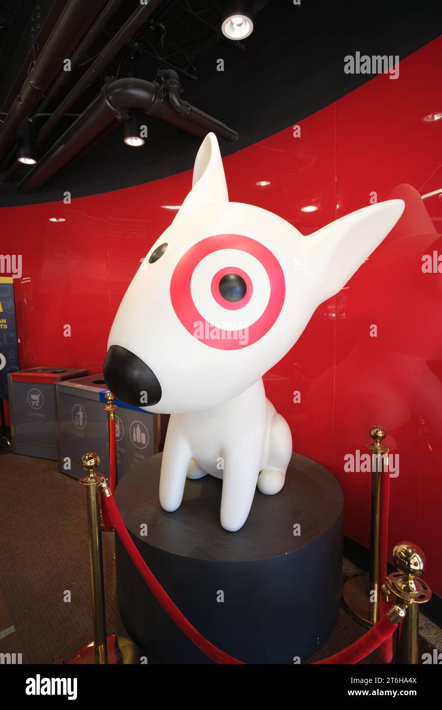 Mascotte de chien Target au magasin Target Ann Arbor du centre-ville Banque D'Images